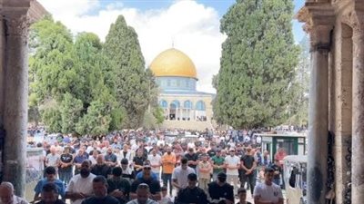 عشرات الآلاف من الفلسطينيين يؤدون صلاة الجمعة في المسجد الأقصى