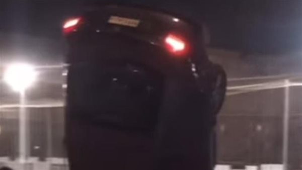 السيارة مقلوبة 