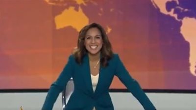 أثار فزع المذيعة.. فأر يقتحم بث 