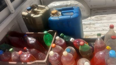 ضبط كميات من المواد البترولية داخل محل بقالة قبل بيعها في السوق السوداء بقنا 