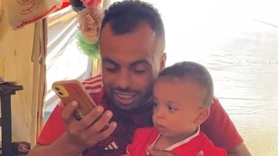 أفشة يُلبي رغبة طفل فلسطيني طلب قميصه ويعده باستقباله في مصر