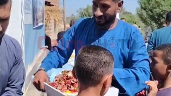 شاب قبطي يوزع الحلوى