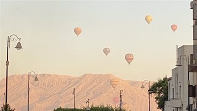 للمرة الأولى منذ أشهر.. 1800 سائح يزينون سماء الأقصر في انتعاشة قوية لرحلات البالون الطائر