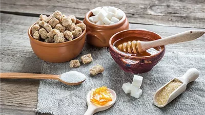 العسل أم السكر؟.. الدراسات تحسم الجدل حول الخيار الأفضل لصحة القلب والأوعية الدموية