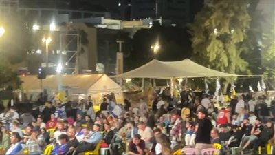 عائلات الأسرى الإسرائيليين يتظاهرون وسط تل أبيب انتظارًا لإطلاق سراح ذويهم من قبل حماس| صور