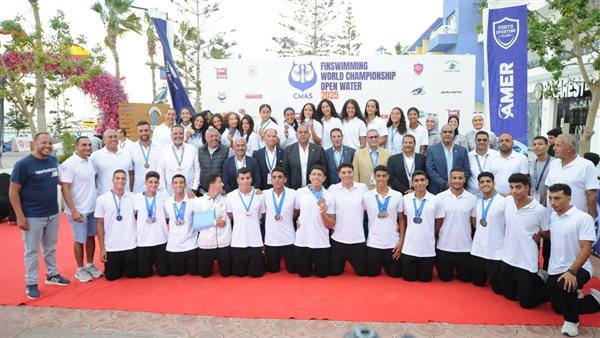 أبطال السباحة بالزعانف