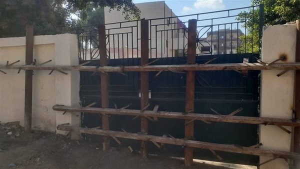 باب المدرسة المغلق