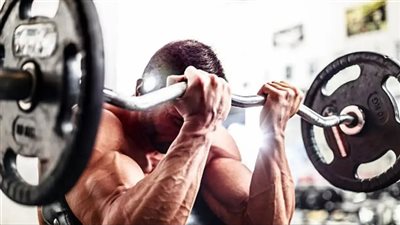 طبيب يحذر: رفع الأثقال قد يؤدي إلى ارتفاع ضغط الدم بشكل كبير