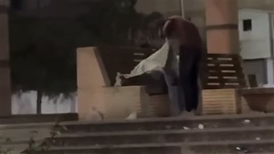 ضابط برتبة إنسان.. المقدم كريم عبد الرازق يغطي مشردًا ببطانية في المنصورة