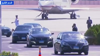 الرئيس الفرنسي يصل إلى شرم الشيخ للمشاركة في قمة السلام