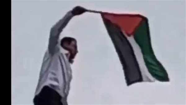  صاحب واقعة رفع علم