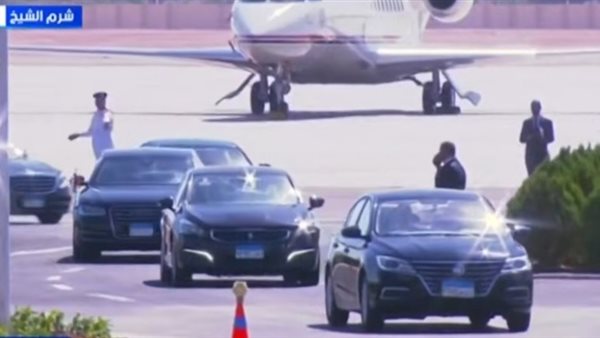 الرئيس الفرنسي يصل