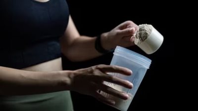 طبيب: تناول مكملات البروتين يعزز صحة الجسم ولا يضر بالكلى 