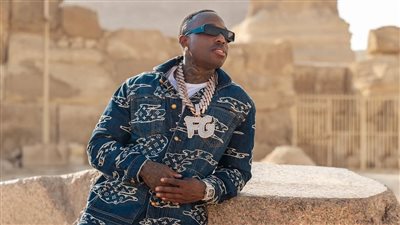 حول رقبته سلسلة وزنها 2 كيلو ذهب.. الرابر بنادمان كيفو يوثق إيقافه في مطار القاهرة الدولي