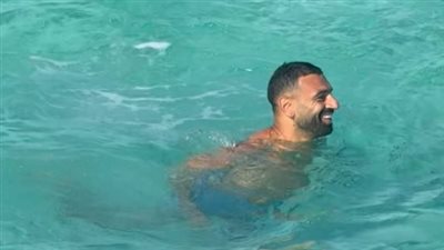 بعد التأهل لكأس العالم.. محمد صلاح يستجم في البحر الأحمر