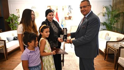 محافظ جنوب سيناء يكرم أسرة الشهيد العميد خالد عطية الشيخ تقديرًا لتضحيات الشهداء فداءً للوطن