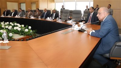 وزير الكهرباء يجتمع مع مسؤولي الأمن بالشركات التابعة لمناقشة خطة الحماية وتأمين المنشآت