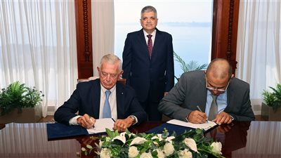 مجموعة NERI الإيطالية توقع عقد شراء قاطرتين بقوة شد 90 طنا من مصنع مصر لبناء القاطرات