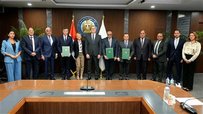 وزير البترول يشهد توقيع تمديد عقد تنمية حقل بلطيم شرق بين هيئة البترول وشركتي إيني وبي بي