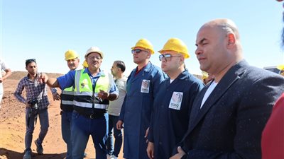 محافظ الجيزة يتفقد مشروعات شركة الحديد والصلب للمناجم والمحاجر بالواحات البحرية