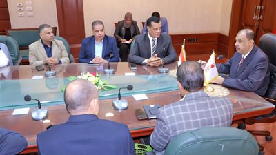 لتخفيف الأعباء عن كاهل الأسر.. محافظ سوهاج يبحث آليات توفير الزي المدرسي بأسعار مخفضة وجودة عالية