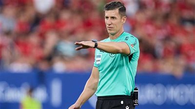 حكم القمة يقترب من قيادة كلاسيكو الأرض بين ريال مدريد وبرشلونة