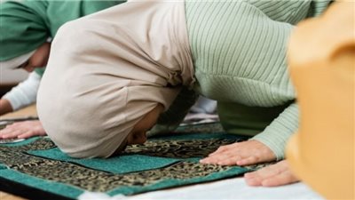 طريقة الوضوء الصحيحة للنساء.. ماذا تفعلين إن نزلت إفرازات خلال الصلاة؟