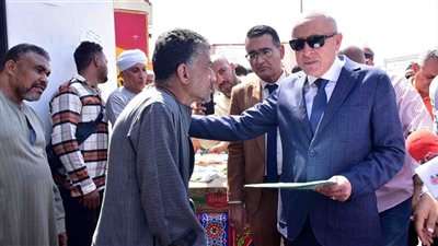 مواطن بالأقصر لـ المحافظ: متعيّن في الحكومة من 12 سنة وأنا معرفش.. وتوجيه بالتحقيق الفوري