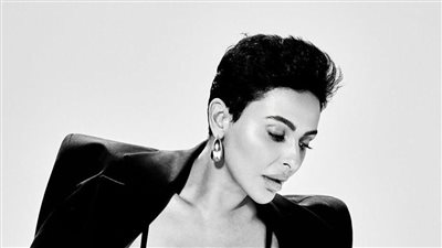 ميس حمدان: قصيت شعري بعد مروري بوعكة صحية.. وحبيت أخرج عن قالب التزام الفنانة بالشكل الأنثوي