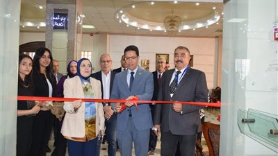 على هامش المؤتمر الرابع للدراسات العليا للعلوم الإنسانية.. رئيس جامعة بنها يفتتح معرضا للمشروعات الطلابية