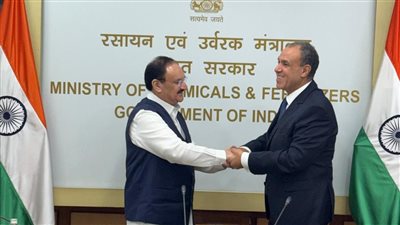 وزير الخارجية يلتقي وزير الكيماويات والأسمدة الهندي