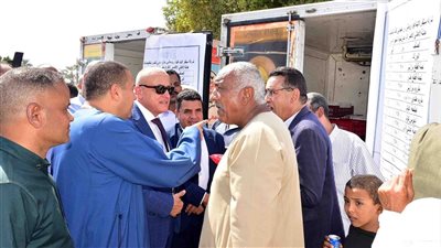 محافظ الأقصر يفتتح فرعًا جديدًا لمكتبة مصر العامة ويطلق سوق اليوم الواحد بالطود