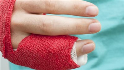 بدل ما يعلمه كسر له صباعه.. مدرس تاريخ يتهم زميله بالاعتداء على نجله داخل مدرسة لغات في العمرانية