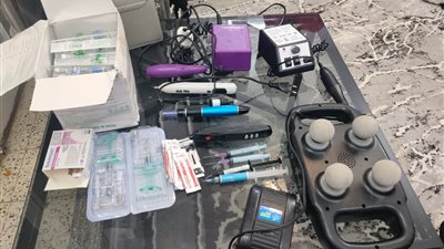 ضبط فتاة بالجامعة العمالية انتحلت صفة أخصائي تجميل وأدارت مركزًا تجميليًا بدون ترخيص في سوهاج