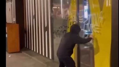 غضب إسباني عارم.. تحطيم فروع ستاربكس وماكدونالدز احتجاجًا على دعم الاحتلال في حربه على غزة