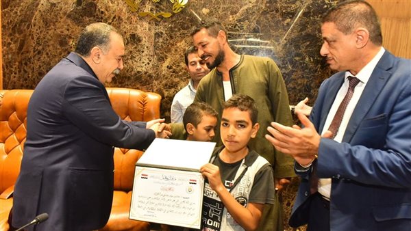  محافظ أسيوط يكرم