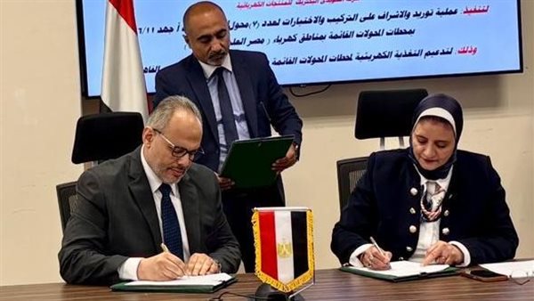 جانب من التوقيع 