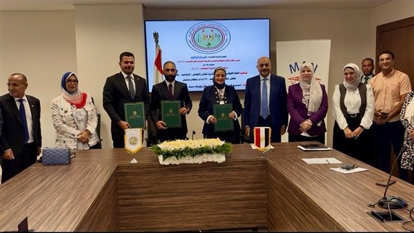 جانب من التوقيع 