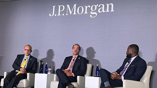 جانب من حوار وزير