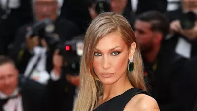 بيلا حديد تعود إلى منصة فيكتوريا سيكريت بعد رحلة علاج مكثفة في ألمانيا