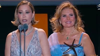 منة شلبي عن تصرف يسرا لحظة تمزق فستانها على المسرح: كنت عارفة إن ورايا سند