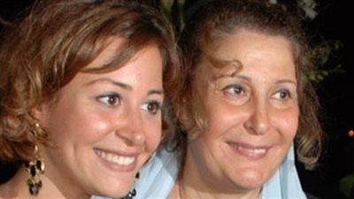 منة شلبي بعد إهدائها جائزة الإنجاز الإبداعي لوالدتها: عمري ما كنت هوصل للي أنا فيه من غيرها