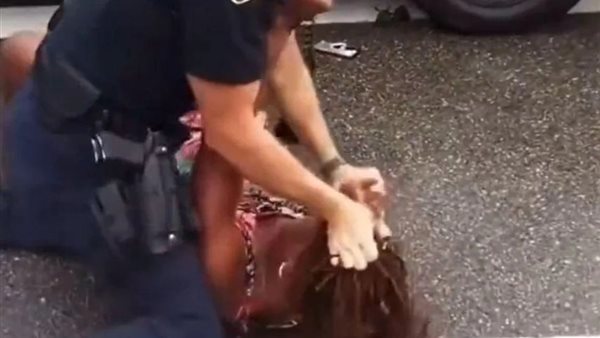 شرطي يعتدي على امرأة