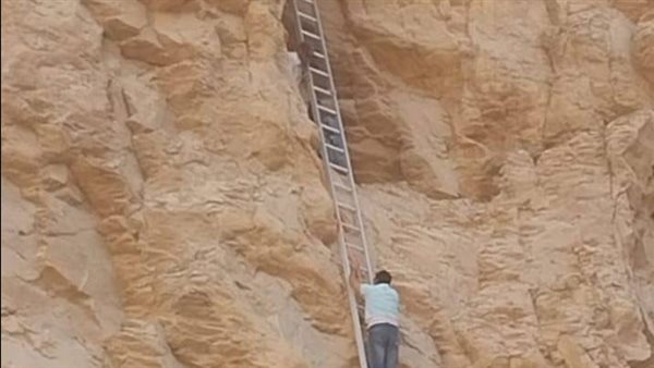 المقبرة المعلقة بوادي