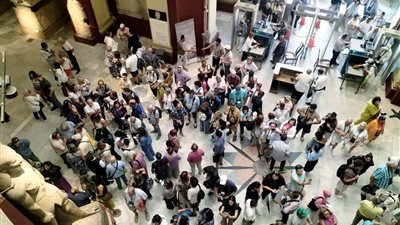 إقبال جماهيري على متحف التحرير لمشاهدة قناع توت عنخ آمون قبل نقله للمتحف الكبير | صور