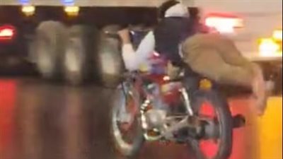 الأمن يفحص فيديو لشاب وآخرين يؤدون حركات استعراضية على طريق القاهرة - الإسماعيلية 