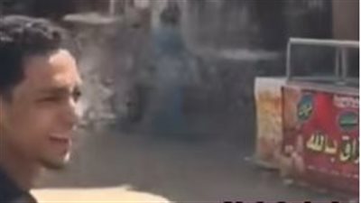 الأمن يفحص فيديو شاب يضايق المارة في الشارع برش المياه