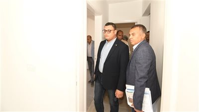 وزير الإسكان يتفقد الطرق ووحدات الإسكان الأخضر بحدائق العاشر من رمضان