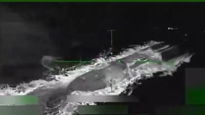 تحمل مخدرات.. ترامب يعلن قصف غواصة متجهة لسواحل الولايات المتحدة