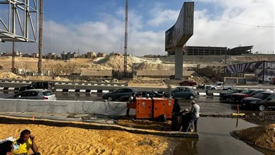 توقف جزئي للطريق الدائري بالأوتوستراد في الاتجاهين بسبب كسر ماسورة وتراكم المياه 